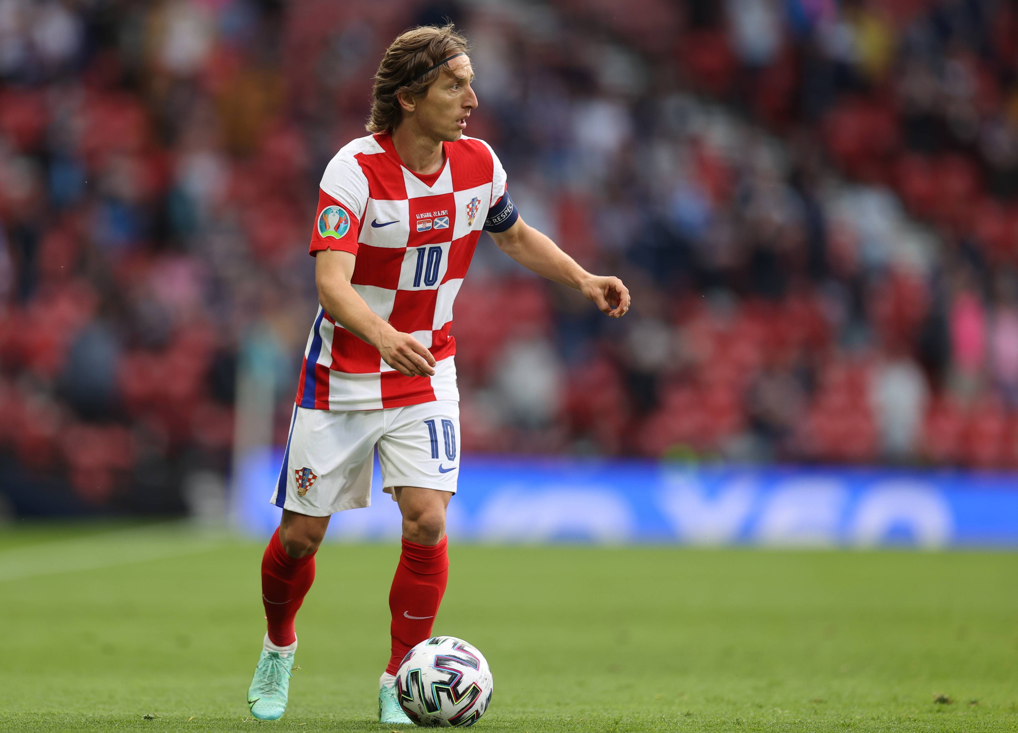 本赛季当艾顿作为最近防守人时，对手命中率下降12.9%