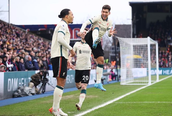 阿根廷队2026年世界杯球衣：经典蓝白条纹+黑色三道杠配饰