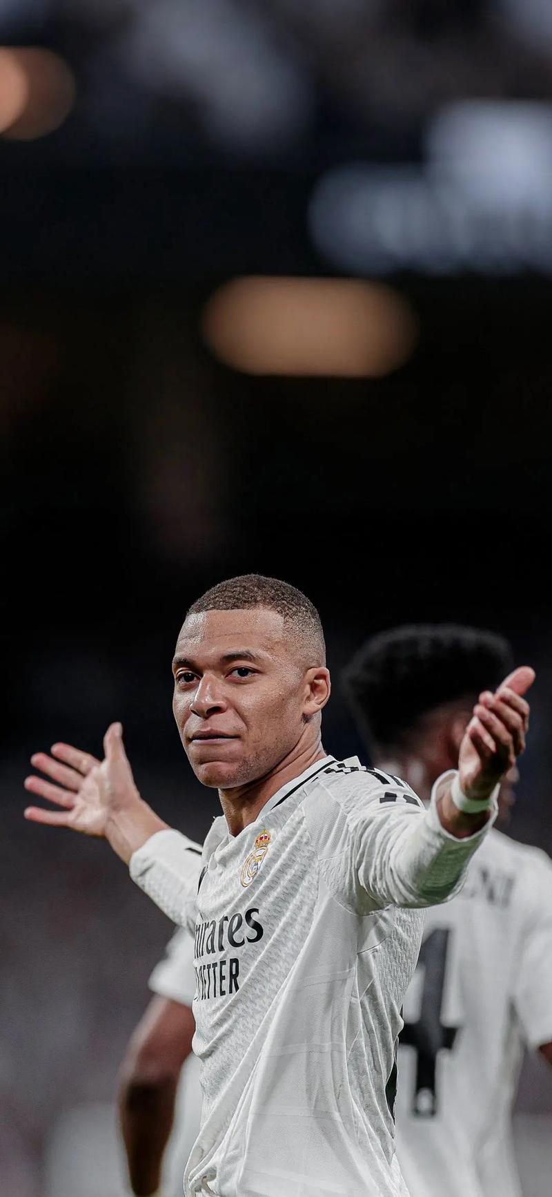 足球世界杯官方公布首批裁判名单，引发讨论