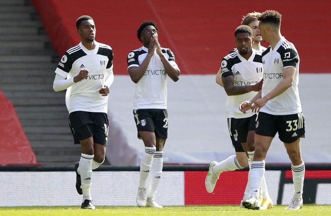 球星赛后把奖杯给队友，太暖心